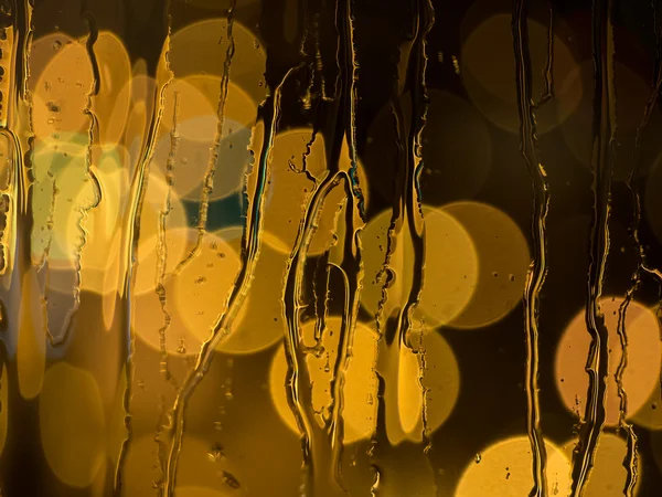 Gotas de chuva em um painel de janela à noite — Fotografia de Stock