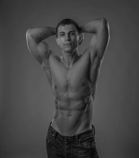 Perfekt fitter junger Mann ohne Hemd — Stockfoto