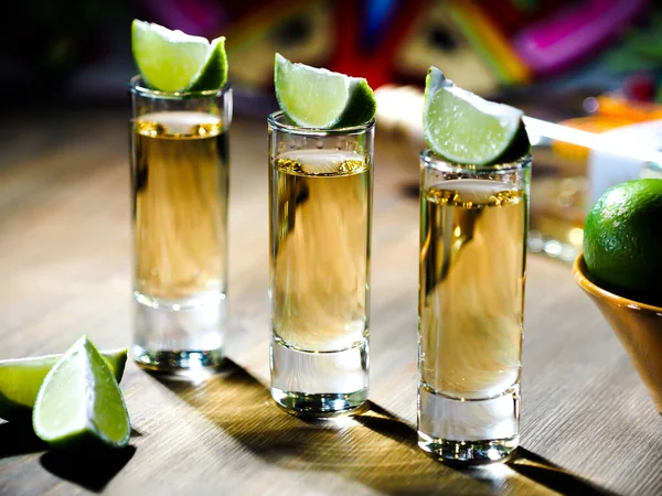 Drei Schuss Tequila Hohen Schnapsgläsern Mit Limettenkeilen Darauf — Stockfoto