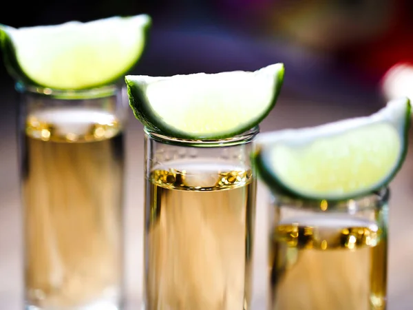 Drei Schuss Tequila Hohen Schnapsgläsern Mit Limettenkeilen Darauf — Stockfoto