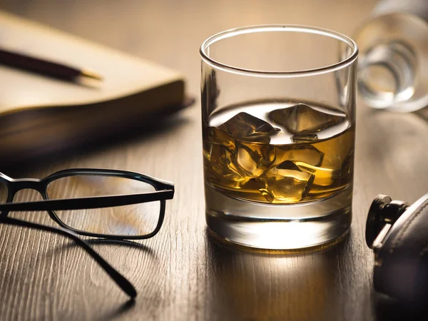 Vaso Retroiluminado Whisky Sobre Las Rocas Sobre Una Mesa Madera — Foto de Stock