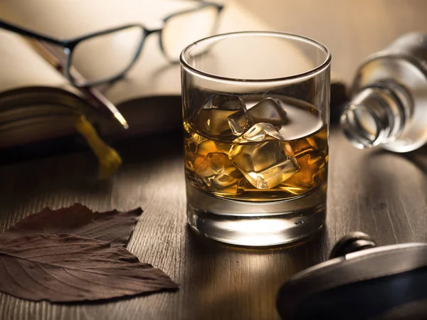 Podświetlana Szklanka Whisky Skałach Drewnianym Stole Notebookiem Długopisem Szklankami Czytania — Zdjęcie stockowe