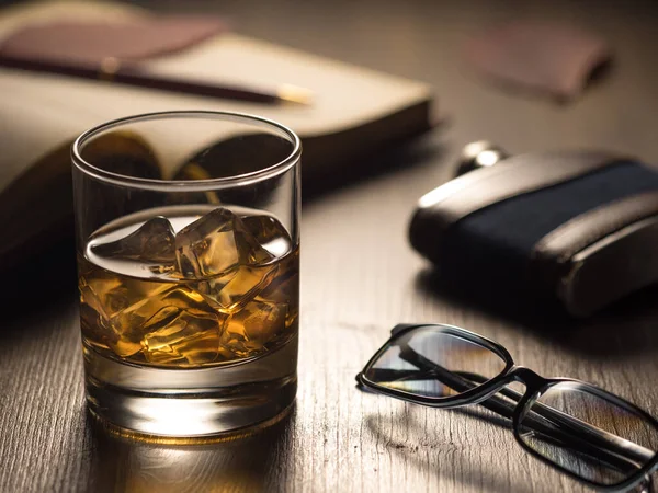 Podświetlana Szklanka Whisky Skałach Drewnianym Stole Notebookiem Długopisem Szklankami Czytania — Zdjęcie stockowe