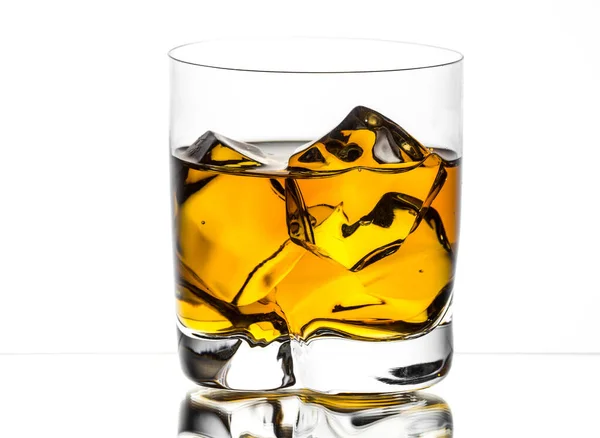 Whisky Nas Rochas Sobre Fundo Branco — Fotografia de Stock