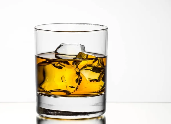 Whisky Nas Rochas Sobre Fundo Branco — Fotografia de Stock