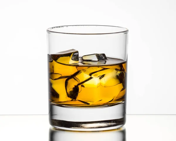 Whisky Las Rocas Sobre Fondo Blanco — Foto de Stock