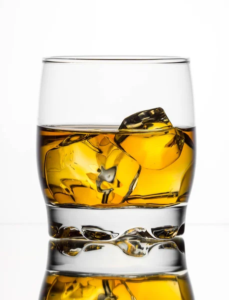 Whisky Jéggel Fehér Alapon — Stock Fotó