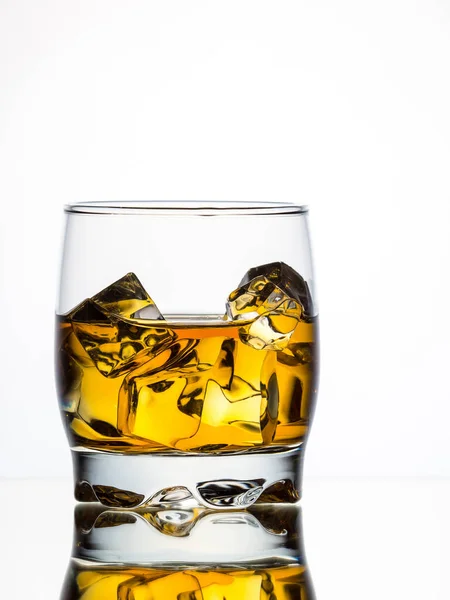 Whisky Met Ijs Witte Achtergrond — Stockfoto