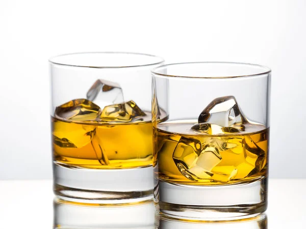 Whisky Klipporna Vit Bakgrund Placeras Reflekterande Yta — Stockfoto