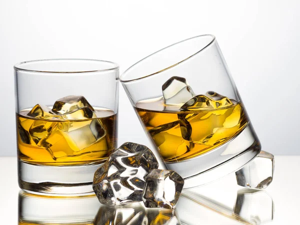 Whisky Sulle Rocce Fondo Bianco Posto Superficie Riflettente — Foto Stock