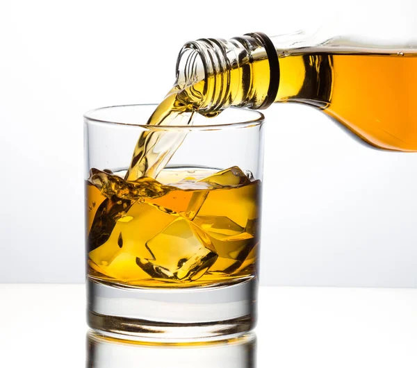 Nalití Whisky Láhve Sklenice Bílém Pozadí — Stock fotografie