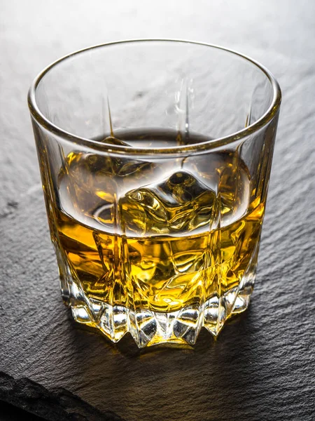 Whisky Met Ijs Zwarte Leisteen — Stockfoto