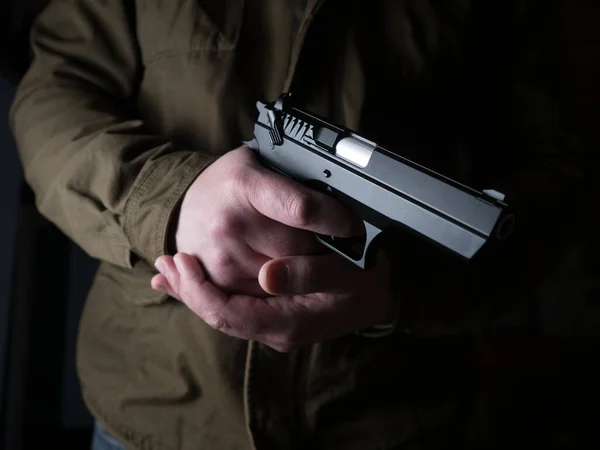 Homem Segurando Uma Arma Pronto Para Atirar — Fotografia de Stock