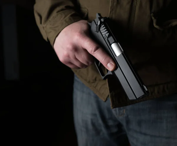 Homem Segurando Uma Arma Pronta Para Disparar Concentre Parte Bico — Fotografia de Stock