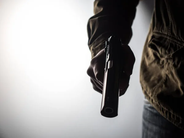 Высококонтрастное Изображение Человека Держащего Пистолет Ярко Освещенном Фоне — стоковое фото