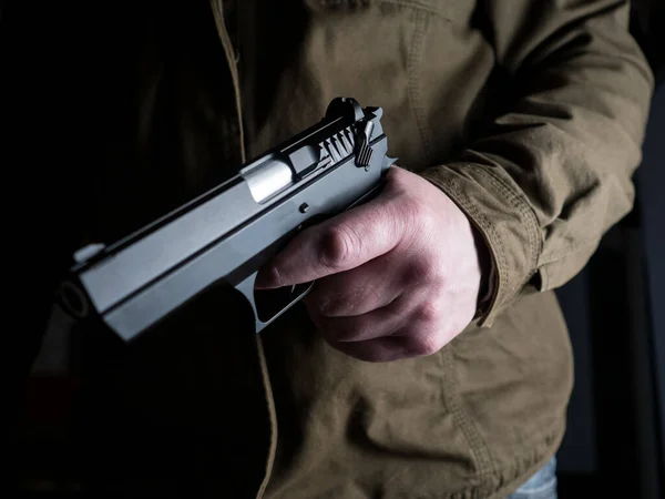 Homem Segurando Uma Arma Pronto Para Atirar — Fotografia de Stock