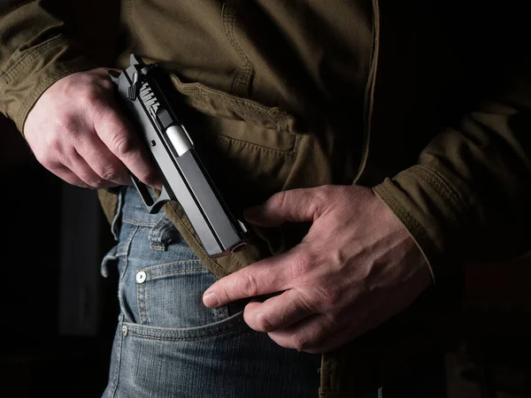 Man Stoppar Sin Pistol För Att Dölja Det — Stockfoto