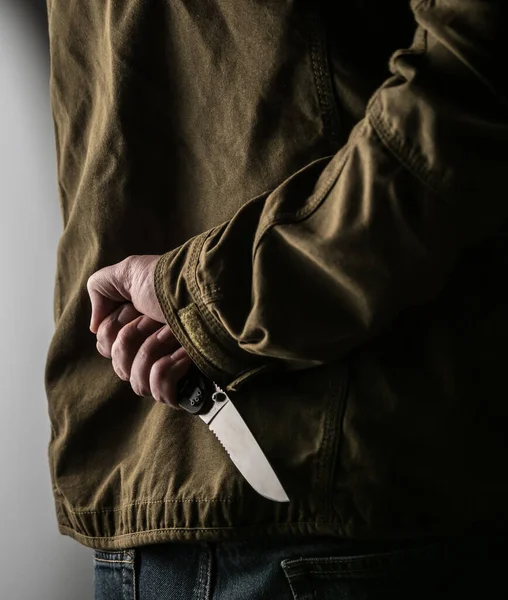 Hombre Escondiendo Cuchillo Detrás Espalda —  Fotos de Stock