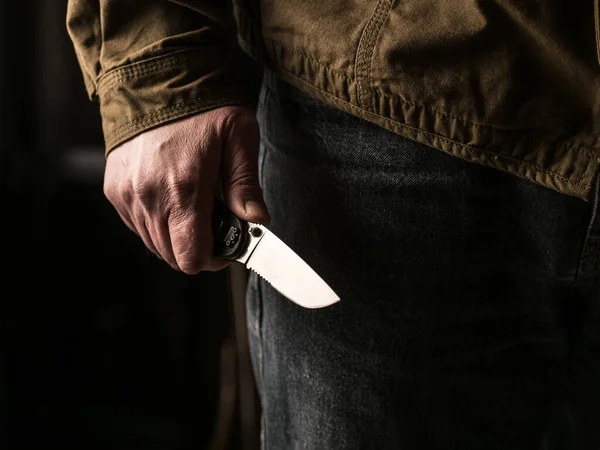 Mann Mit Messer Bedrohlicher Haltung Kampfbereit — Stockfoto