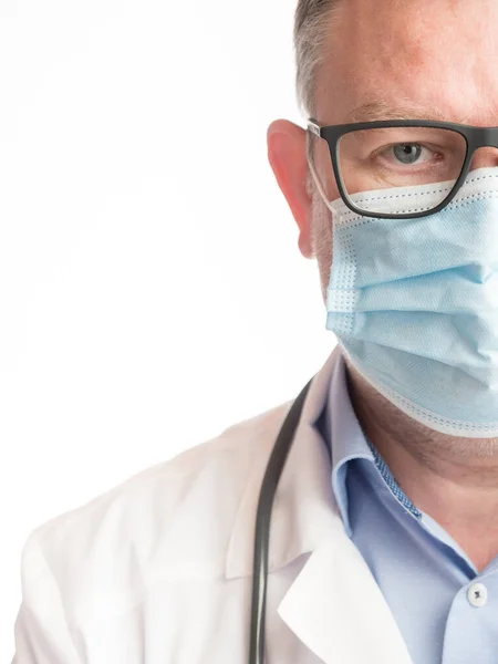 Retrato Médico Con Una Máscara Facial Sobre Fondo Blanco Imagen De Stock