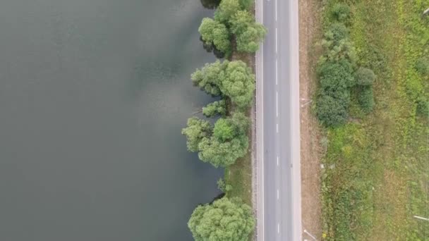 Nsansız Hava Aracı Gölün Üzerinde Yanındaki Yolda Uçuyor — Stok video