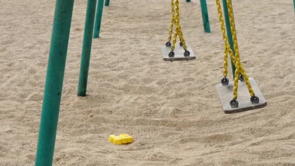 Doble Columpio Vacío Parque Infantil Puede Ser Utilizado Como Concepto — Vídeos de Stock