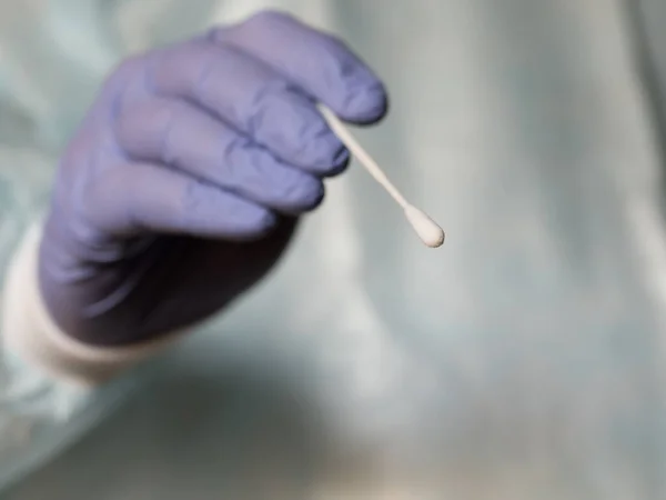 Mano Guantes Médicos Sosteniendo Hisopo Oral Para Recoger Muestra Para — Foto de Stock