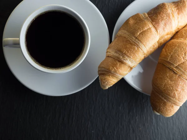 Siyah Arka Planda Bir Fincan Kahve Kruvasan — Stok fotoğraf