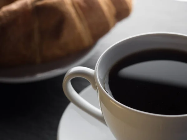 Taza Café Croissants Sobre Fondo Pizarra Negra — Foto de Stock