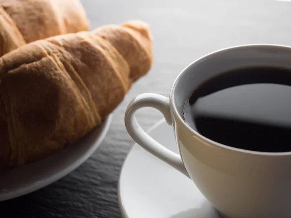 Taza Café Croissants Sobre Fondo Pizarra Negra — Foto de Stock