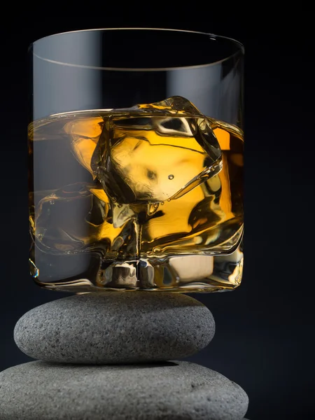 Whisky en las rocas — Foto de Stock