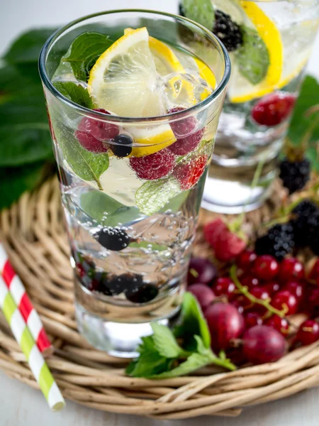 Berry detoxikační nápoj — Stock fotografie