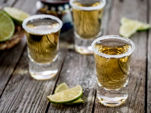 Tequila shots med salt fälg — Stockfoto