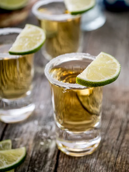 Tequila shots med salt fälg — Stockfoto