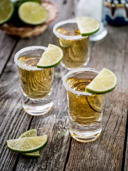 Tequila shots med salt fälg — Stockfoto