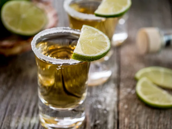 Tequila shots med salt fälg — Stockfoto