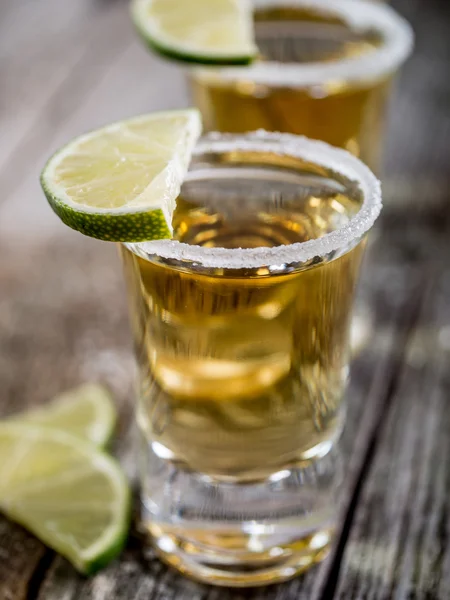 Tequila shots med salt fälg — Stockfoto