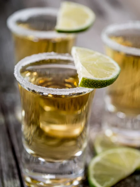 Tequila shots med salt fälg — Stockfoto