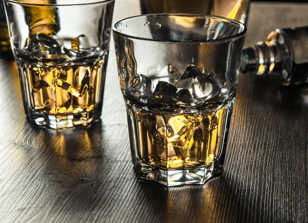 Whisky op de rotsen op een houten tafel — Stockfoto