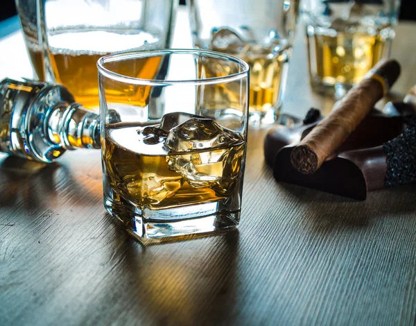 Whisky en las rocas sobre una mesa de madera — Foto de Stock