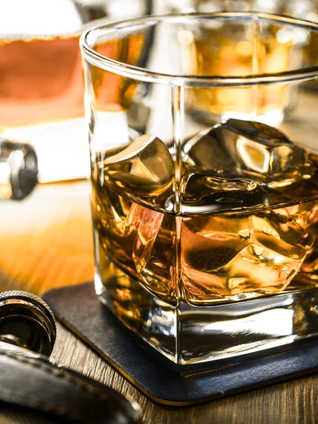 Whisky op de rotsen op een houten tafel — Stockfoto
