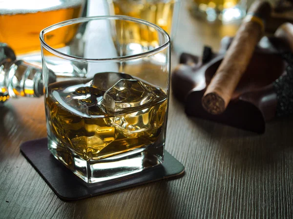 Whisky na skałach na drewnianym stołem — Zdjęcie stockowe