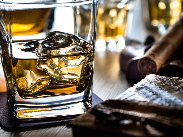 Whisky auf einem Holztisch — Stockfoto