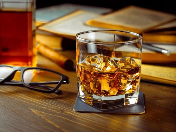 Whisky op de rotsen en de geleerde boeken — Stockfoto