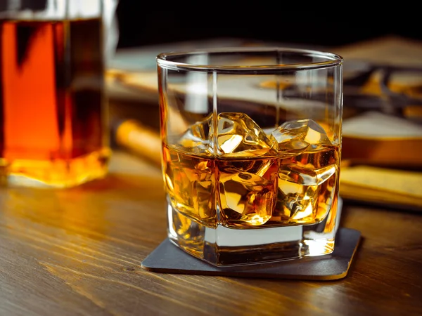 Whisky en las rocas y libros académicos — Foto de Stock