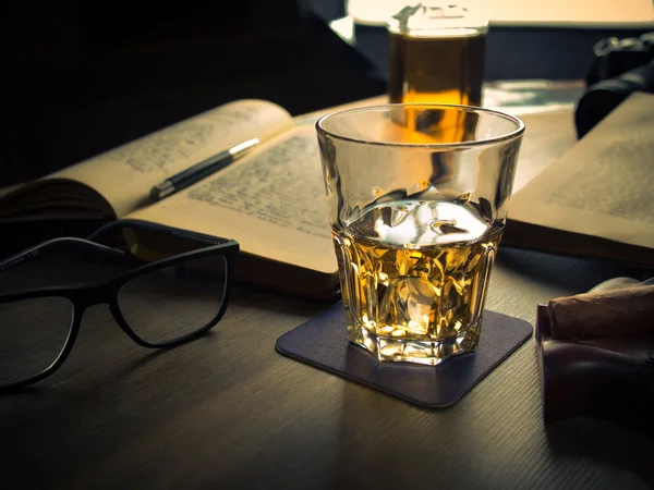 Whisky en las rocas y libros académicos — Foto de Stock