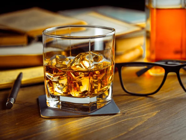 Whisky op de rotsen en de geleerde boeken — Stockfoto