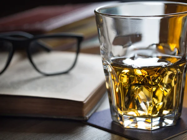 Whisky op de rotsen en de geleerde boeken — Stockfoto
