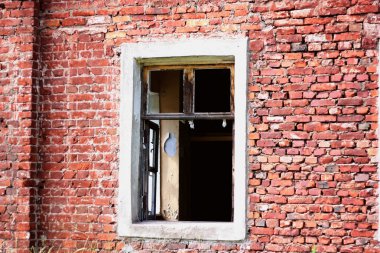 Pencereli eski tuğla duvar