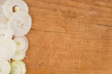 soğan halkaları üzerinde ahşap kesim masası